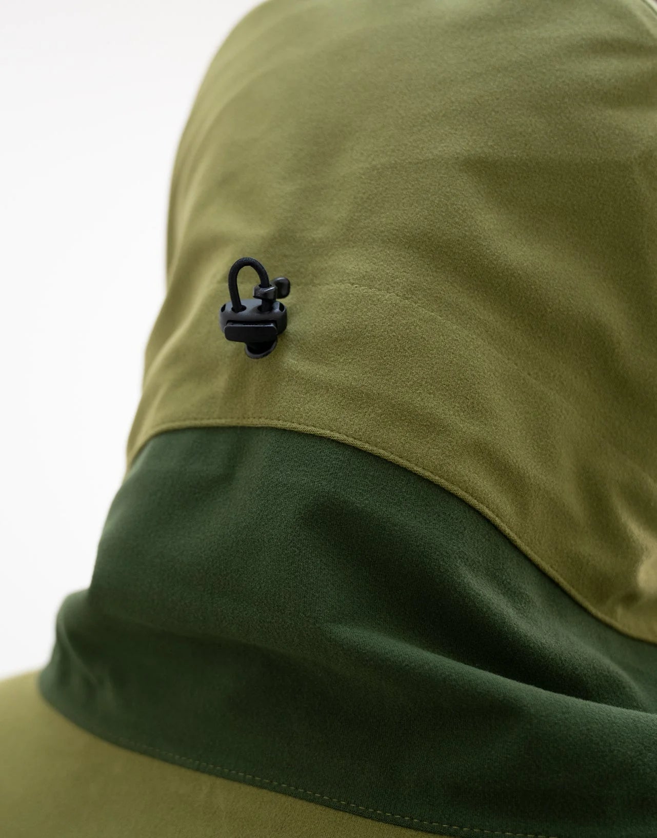 Swazi Kagoule Anorak features a high vision hood with an adjustable cord, black lock, and green fabric, ideal for waterproof hunting.