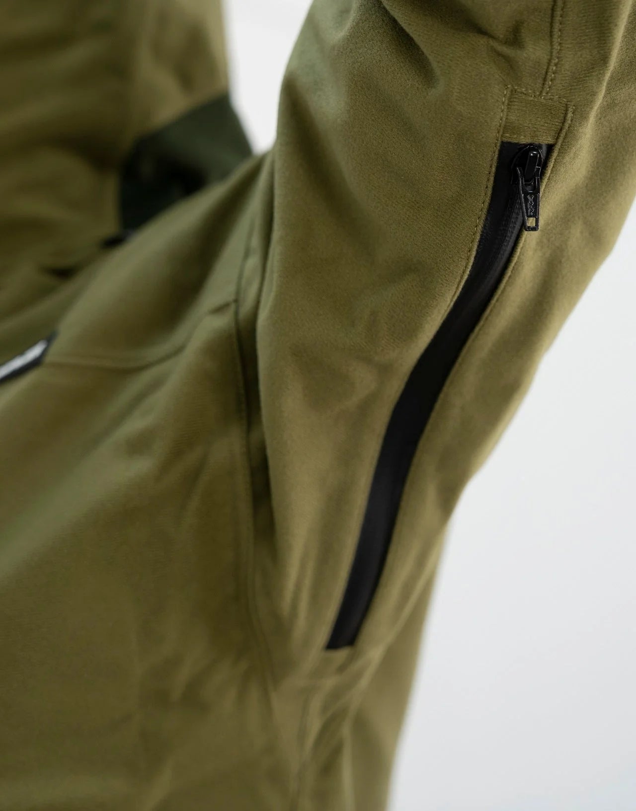 Swazi Kagoule Anorak | Quiet Waterproof Hunting Jacket featuring a close-up of the durable YKK® zipper on the green jacket.
