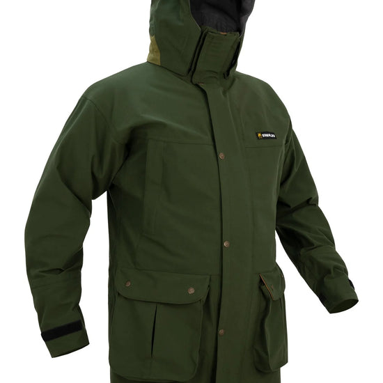 Swazi Wapiti XP Men's Hunting Jacket with hood, featuring water-resistant YKK zip, adjustable peak, hand-warmer pockets, and side vents, ideal for rugged outdoor conditions.